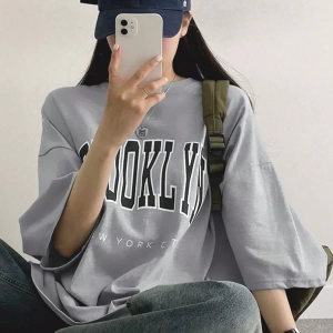 DAZY Harfli Grafik Düşük Omuzlu Büyük Boy Tişört