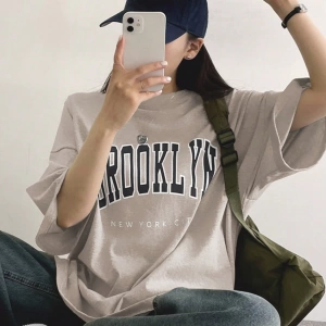 DAZY Harfli Grafik Düşük Omuzlu Büyük Boy Tişört