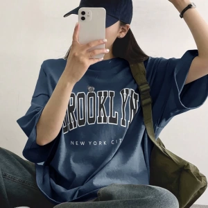 DAZY Harfli Grafik Düşük Omuzlu Büyük Boy Tişört