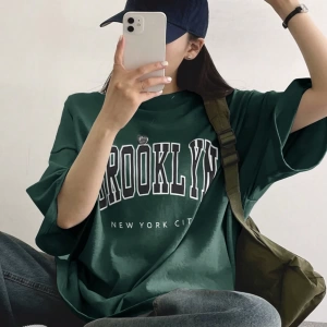 DAZY Harfli Grafik Düşük Omuzlu Büyük Boy Tişört