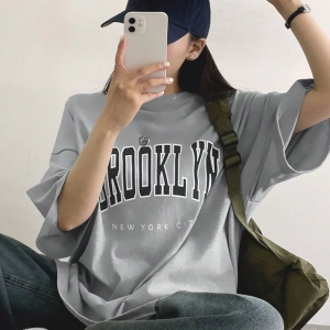 DAZY Harfli Grafik Düşük Omuzlu Büyük Boy Tişört