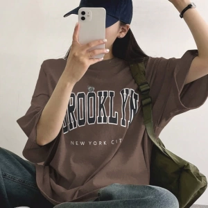 DAZY Harfli Grafik Düşük Omuzlu Büyük Boy Tişört