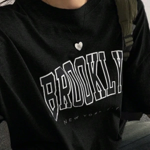 DAZY Harfli Grafik Düşük Omuzlu Büyük Boy Tişört