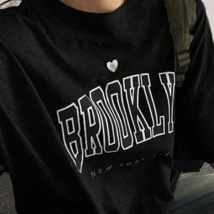 DAZY Harfli Grafik Düşük Omuzlu Büyük Boy Tişört