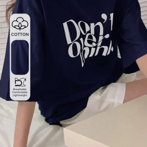 DAZY Harfli Grafik Düşük Omuzlu Tişört Fazla Düşünmeyin