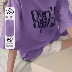 DAZY Harfli Grafik Düşük Omuzlu Tişört Fazla Düşünmeyin