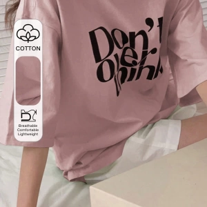 DAZY Harfli Grafik Düşük Omuzlu Tişört Fazla Düşünmeyin