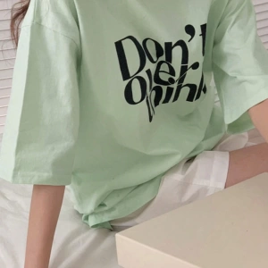 DAZY Harfli Grafik Düşük Omuzlu Tişört Fazla Düşünmeyin