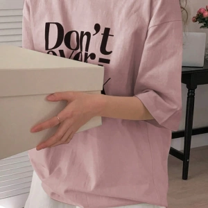 DAZY Harfli Grafik Düşük Omuzlu Tişört Fazla Düşünmeyin