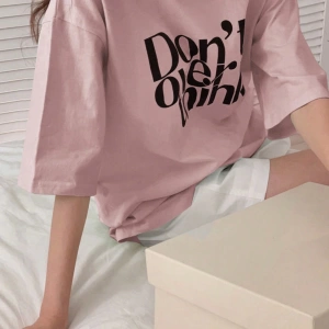 DAZY Harfli Grafik Düşük Omuzlu Tişört Fazla Düşünmeyin