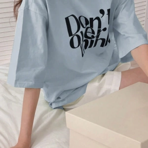DAZY Harfli Grafik Düşük Omuzlu Tişört Fazla Düşünmeyin