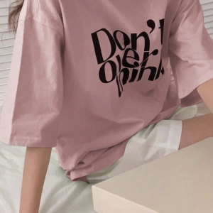 DAZY Harfli Grafik Düşük Omuzlu Tişört Fazla Düşünmeyin