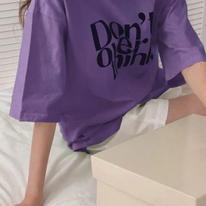 DAZY Harfli Grafik Düşük Omuzlu Tişört Fazla Düşünmeyin