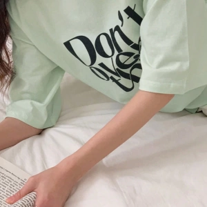 DAZY Harfli Grafik Düşük Omuzlu Tişört Fazla Düşünmeyin