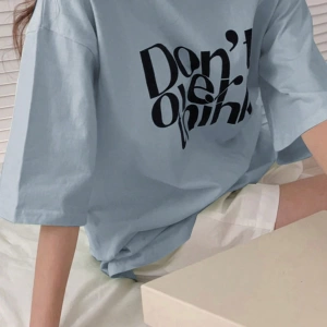 DAZY Harfli Grafik Düşük Omuzlu Tişört Fazla Düşünmeyin