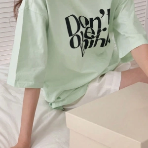 DAZY Harfli Grafik Düşük Omuzlu Tişört Fazla Düşünmeyin