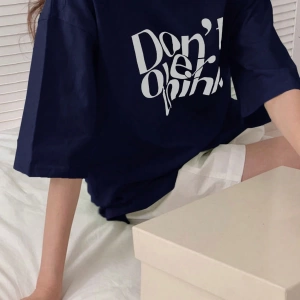DAZY Harfli Grafik Düşük Omuzlu Tişört Fazla Düşünmeyin