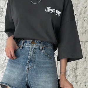 DAZY Harfli Grafik Düşük Omuzlu Tişört Yaz