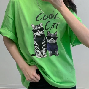 DAZY Kadın Bol Harf ve Kedi Grafik Baskılı Kısa Kollu Parlak Yeşil Tişört, İlkbahar/Yaz