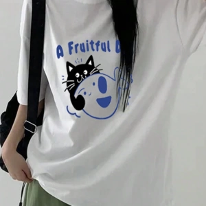 DAZY Kadın Bol Harf ve Kedi Grafik Baskılı Kısa Kollu Parlak Yeşil Tişört, İlkbahar/Yaz