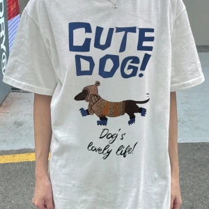 DAZY Kadın Bol Kesim Dachshund Köpek Grafik Baskılı Yuvarlak Yaka Kısa Kollu Beyaz Tişört, İl