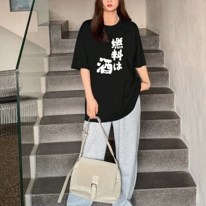 DAZY Kadın Çince Karakter Baskılı Bol Kesim Yuvarlak Yaka Düşük Omuzlu Tişört
