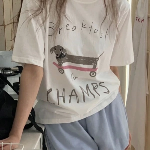 DAZY Kadın Dachshund Baskılı Yuvarlak Yaka Bol Kesim Kısa Kollu Tişört, Beyaz, İlkbahar/Yaz