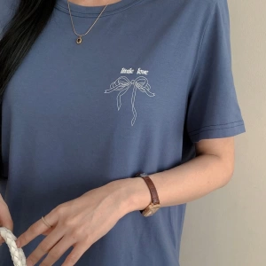 DAZY Kadın Fiyonk Desenli Yuvarlak Yaka Rahat Bol Kısa Kollu Tişört