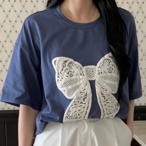 DAZY Kadın Kısa Kollu Fiyonk Desenli ve Yuvarlak Yakalı Tişört