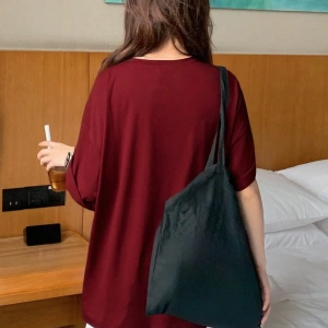 DAZY Kadın Kısa Kollu Fiyonk Desenli ve Yuvarlak Yakalı Tişört