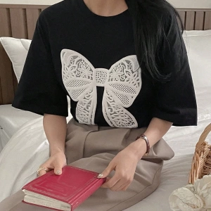 DAZY Kadın Kısa Kollu Fiyonk Desenli ve Yuvarlak Yakalı Tişört