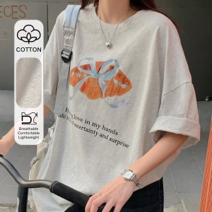 DAZY Kadın Retro Ekmek ve Fiyonk Baskılı Bol Kısa Kollu Tişört