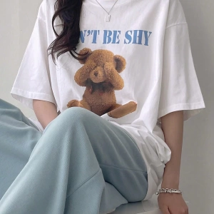 DAZY Kadın Slogan Karikatür Ayı Baskılı Bol Yuvarlak Yaka Kısa Kollu Tişört