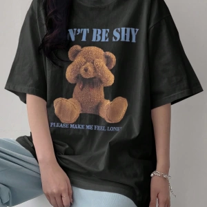 DAZY Kadın Slogan Karikatür Ayı Baskılı Bol Yuvarlak Yaka Kısa Kollu Tişört