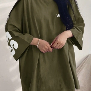 DAZY Kadın Yaz Yuvarlak Yaka Düşük Omuz Kol Bol Günlük Tişört Harf Baskılı