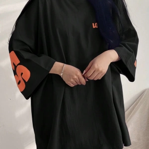 DAZY Kadın Yaz Yuvarlak Yaka Düşük Omuz Kol Bol Günlük Tişört Harf Baskılı