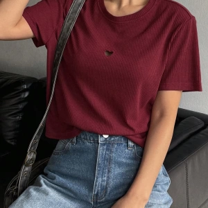 DAZY Kadın Yazlık Rahat Kalp Desenli Kısa Kollu Siyah Tişört