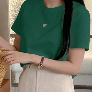 DAZY Kadın Yazlık Rahat Kalp Desenli Kısa Kollu Siyah Tişört