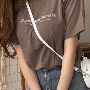 DAZY Kadın Yazlık Rahat Slogan Grafik Yuvarlak Yaka Tişört