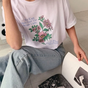 DAZY Kadın Yuvarlak Yaka Grafik Baskılı Tişört, Minimalist Moda Günlük Giyim