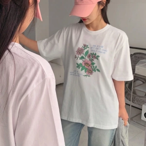 DAZY Kadın Yuvarlak Yaka Grafik Baskılı Tişört, Minimalist Moda Günlük Giyim