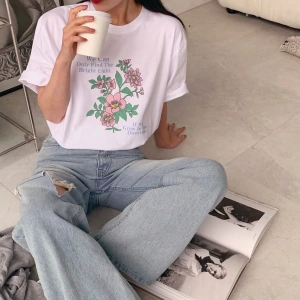 DAZY Kadın Yuvarlak Yaka Grafik Baskılı Tişört, Minimalist Moda Günlük Giyim