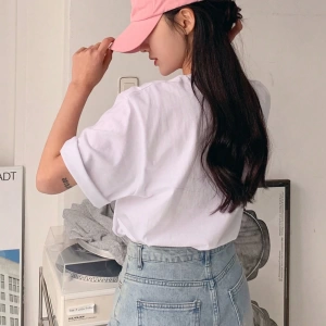 DAZY Kadın Yuvarlak Yaka Grafik Baskılı Tişört, Minimalist Moda Günlük Giyim
