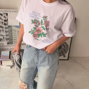 DAZY Kadın Yuvarlak Yaka Grafik Baskılı Tişört, Minimalist Moda Günlük Giyim