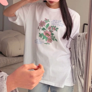 DAZY Kadın Yuvarlak Yaka Grafik Baskılı Tişört, Minimalist Moda Günlük Giyim