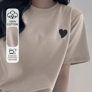 DAZY Kadın Yuvarlak Yaka İşlemeli Kontrast Renkli Kalp Minimalist Desenli Tişört