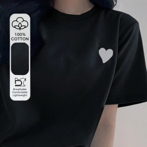 DAZY Kadın Yuvarlak Yaka İşlemeli Kontrast Renkli Kalp Minimalist Desenli Tişört
