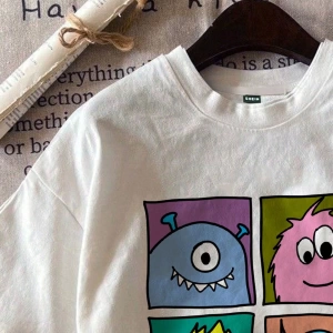 DAZY Kadın Yuvarlak Yaka İşlemeli Kontrast Renkli Kalp Minimalist Desenli Tişört