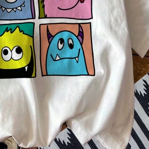 DAZY Kadın Yuvarlak Yaka İşlemeli Kontrast Renkli Kalp Minimalist Desenli Tişört