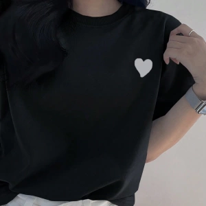 DAZY Kadın Yuvarlak Yaka İşlemeli Kontrast Renkli Kalp Minimalist Desenli Tişört